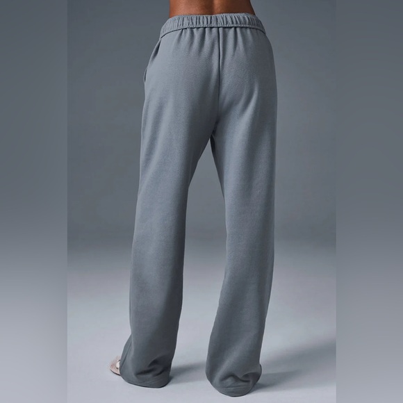 ALO YOGA | Accolade Straight Leg Sweatpant in Steel Grey - Picture 2 of 5